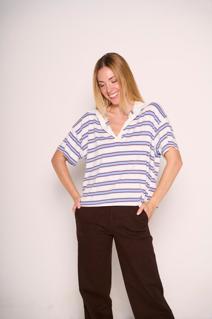 T-shirt oversize a righe con scollo a V e collo a contrasto