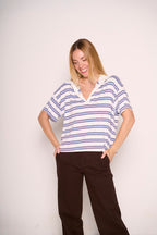 T-shirt oversize a righe con scollo a V e collo a contrasto