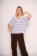 T-shirt oversize a righe con scollo a V e collo a contrasto