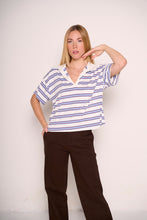 Carica l&#39;immagine nel visualizzatore di Gallery, T-shirt oversize a righe con scollo a V e collo a contrasto
