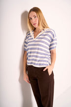 T-shirt oversize a righe con scollo a V e collo a contrasto