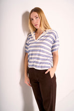 Carica l&#39;immagine nel visualizzatore di Gallery, T-shirt oversize a righe con scollo a V e collo a contrasto
