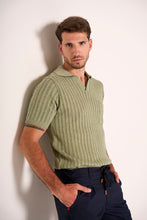 Carica l&#39;immagine nel visualizzatore di Gallery, Maglia polo traforata uomo verde salvia
