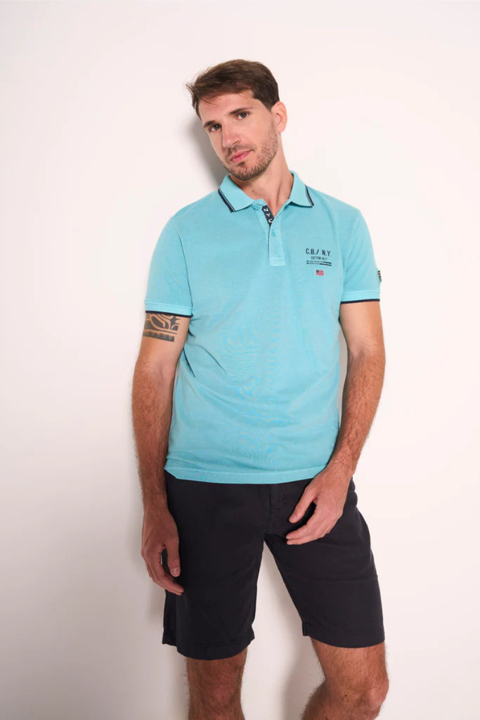 Polo con dettagli a contrasto e patch ricamate