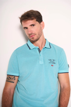 Polo con dettagli a contrasto e patch ricamate