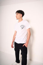 T-shirt bianca stile contemporaneo