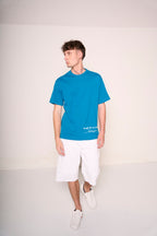 T-shirt con cucitura centrale e stampe
