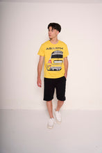 Carica l&#39;immagine nel visualizzatore di Gallery, T-shirt gialla &quot;Abarth Rear View&quot; con stampa auto
