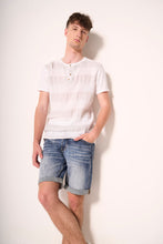 Carica l&#39;immagine nel visualizzatore di Gallery, T-shirt henley a righe tono su tono in cotone leggero
