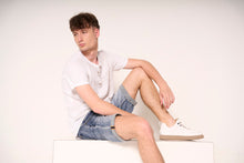Carica l&#39;immagine nel visualizzatore di Gallery, T-shirt henley a righe tono su tono in cotone leggero
