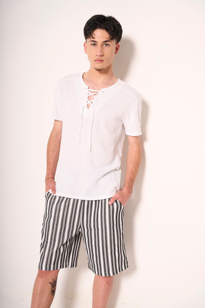 T-shirt bianca con lacci