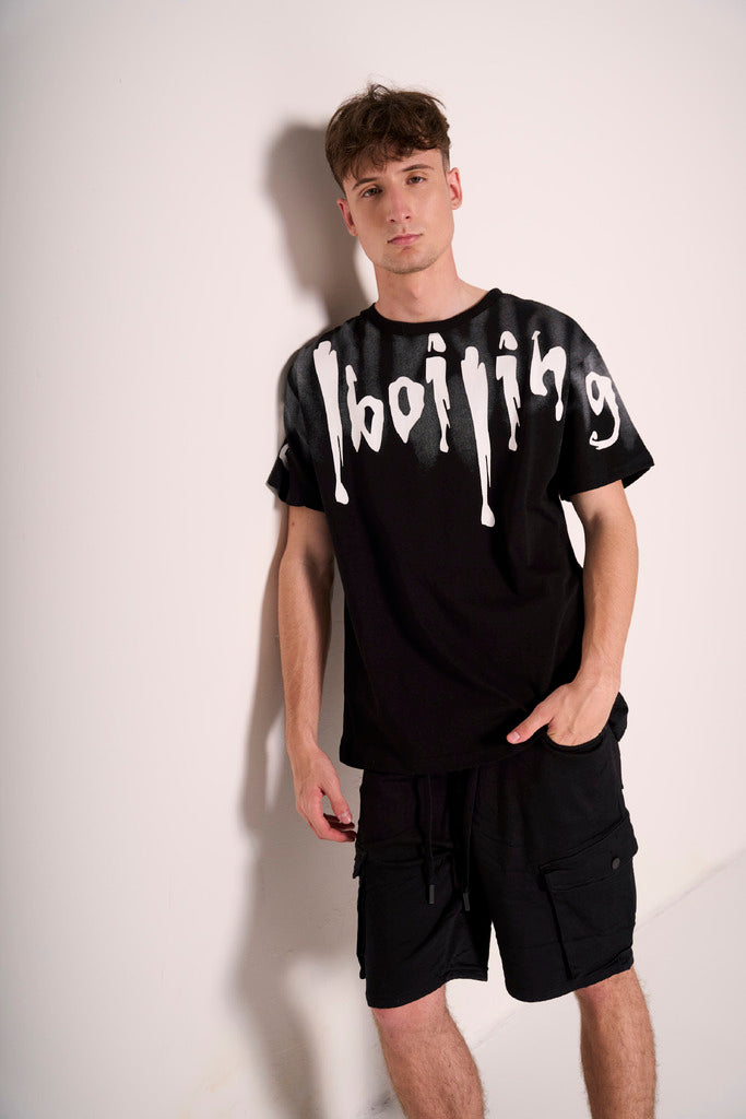 T-shirt nera "Boiling" con effetto spray
