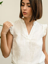 Carica l&#39;immagine nel visualizzatore di Gallery, Camicia smanicata con rouches in misto lino
